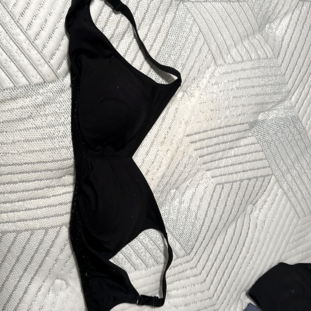 True black bra T-shirt bra fits a 36 double D size large